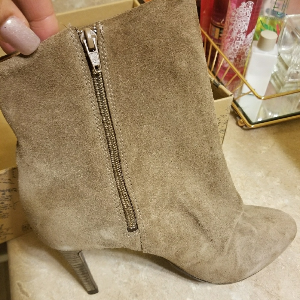 Shoes - Picture 3 of 4